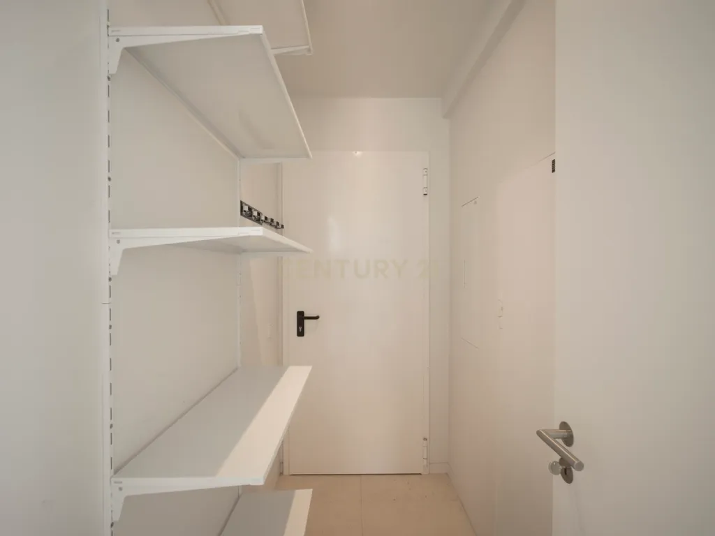 Apartamento T4 com Vista Mar em Condomínio Privado – Monte Estoril - Image 13