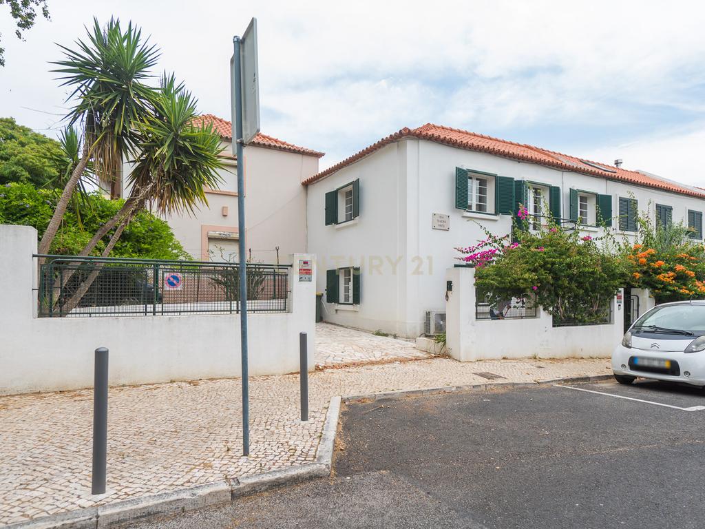 Moradia T3 + 1 Renovada com Jardim e Piscina em Penha de França, Lisboa - Image 3