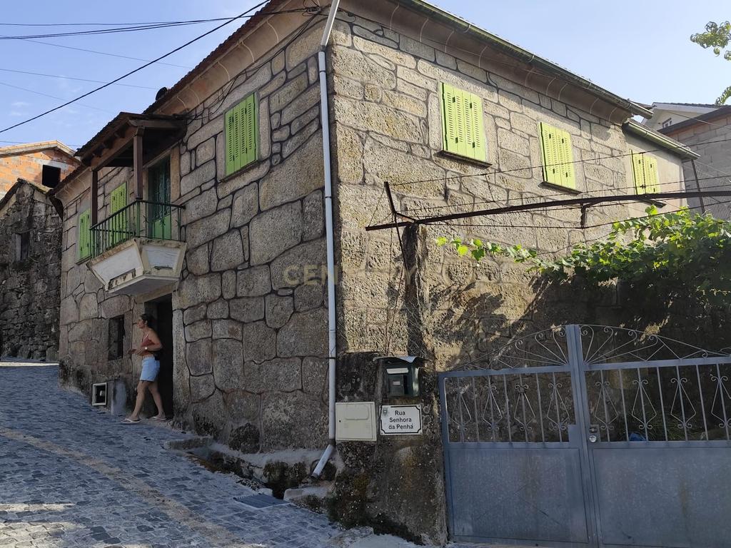 Casa de Pedra com potencial no coração do Gerês - perto do Lindoso - Image 1