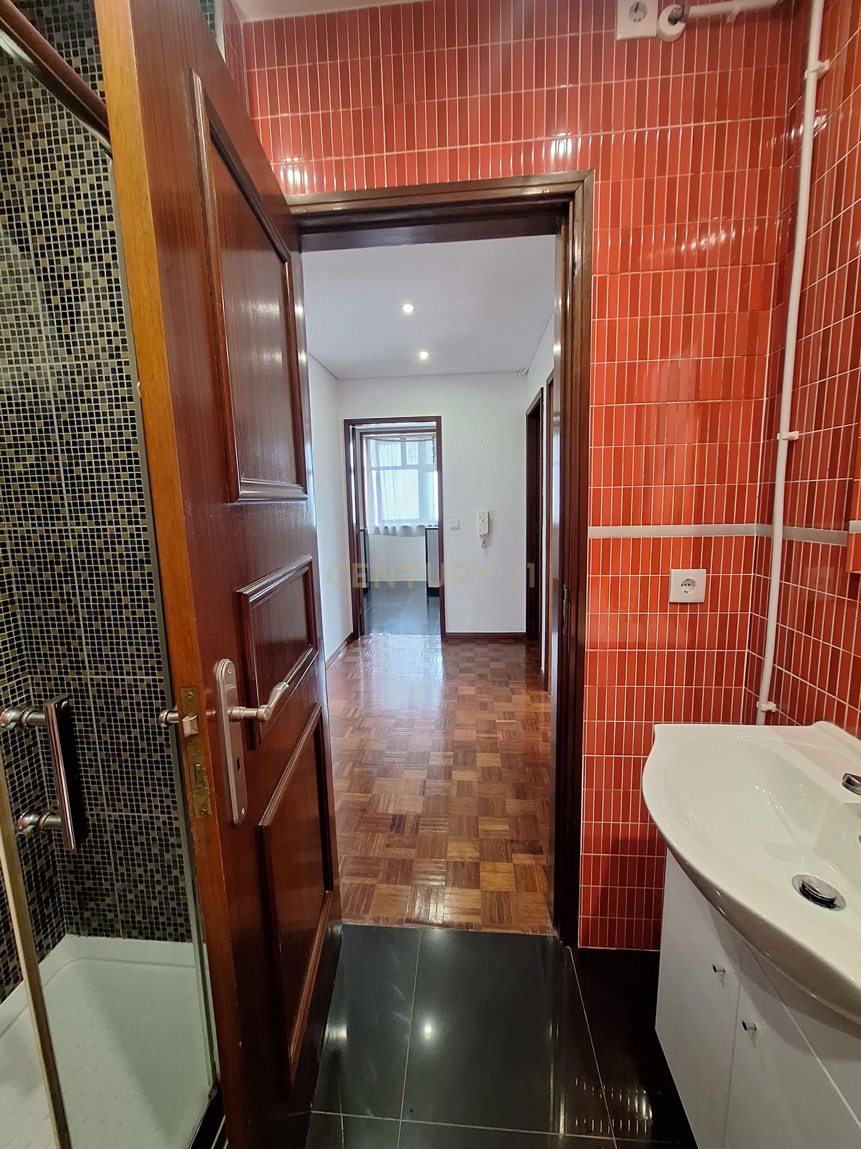 Fotografia 9 de Excelente Apartamento T1 com Varanda, Garagem e Arrumos na Rua de Costa Cabral, Porto