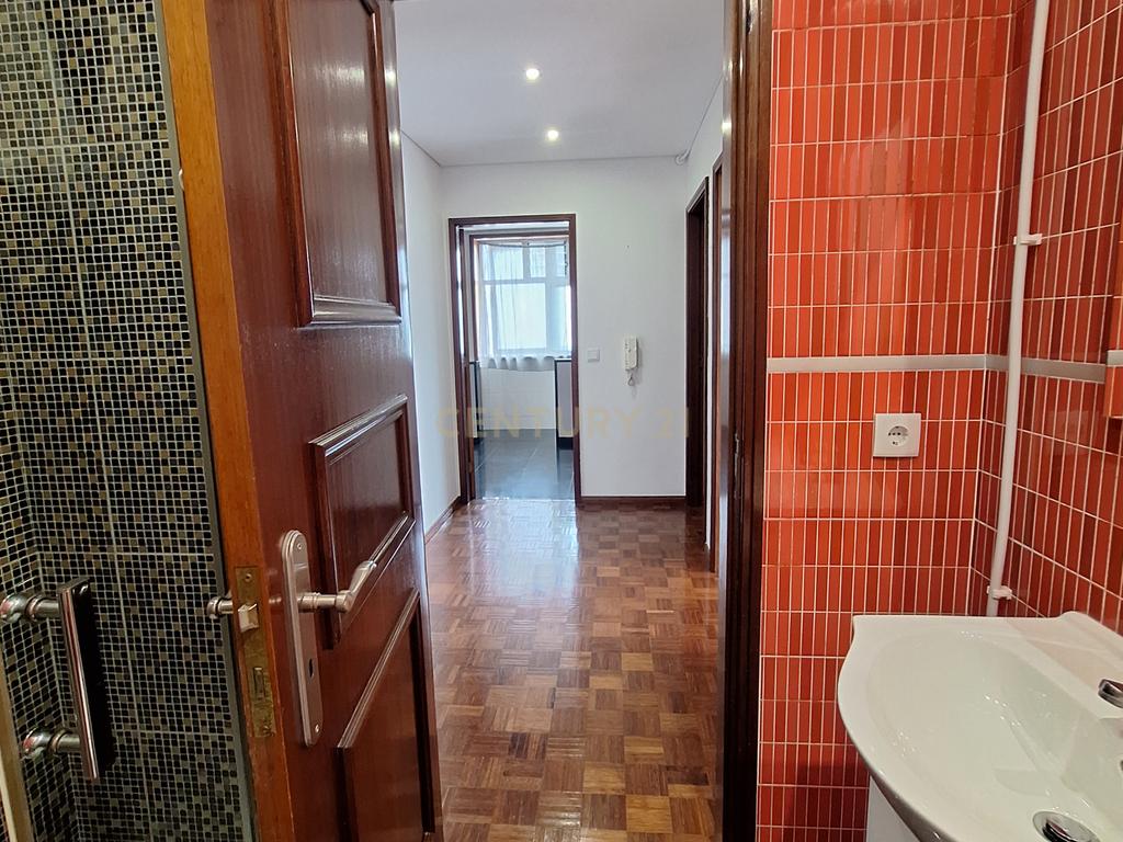 Excelente Apartamento T1 com Varanda, Garagem e Arrumos na Rua de Costa Cabral, Porto - Image 9