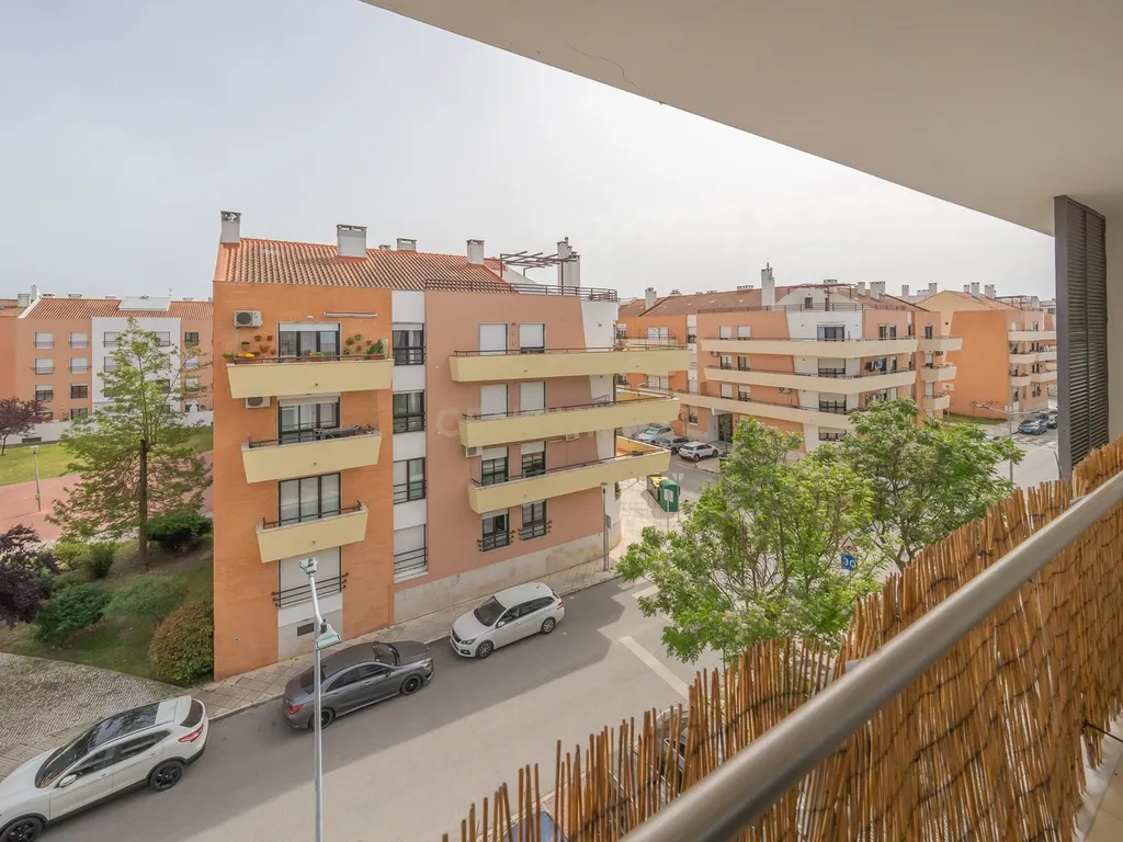 Apartamento T3 com Duas Varandas e Dois Lugares de Estacionamento, na Vila Serena, Pinhal Novo - Image 24