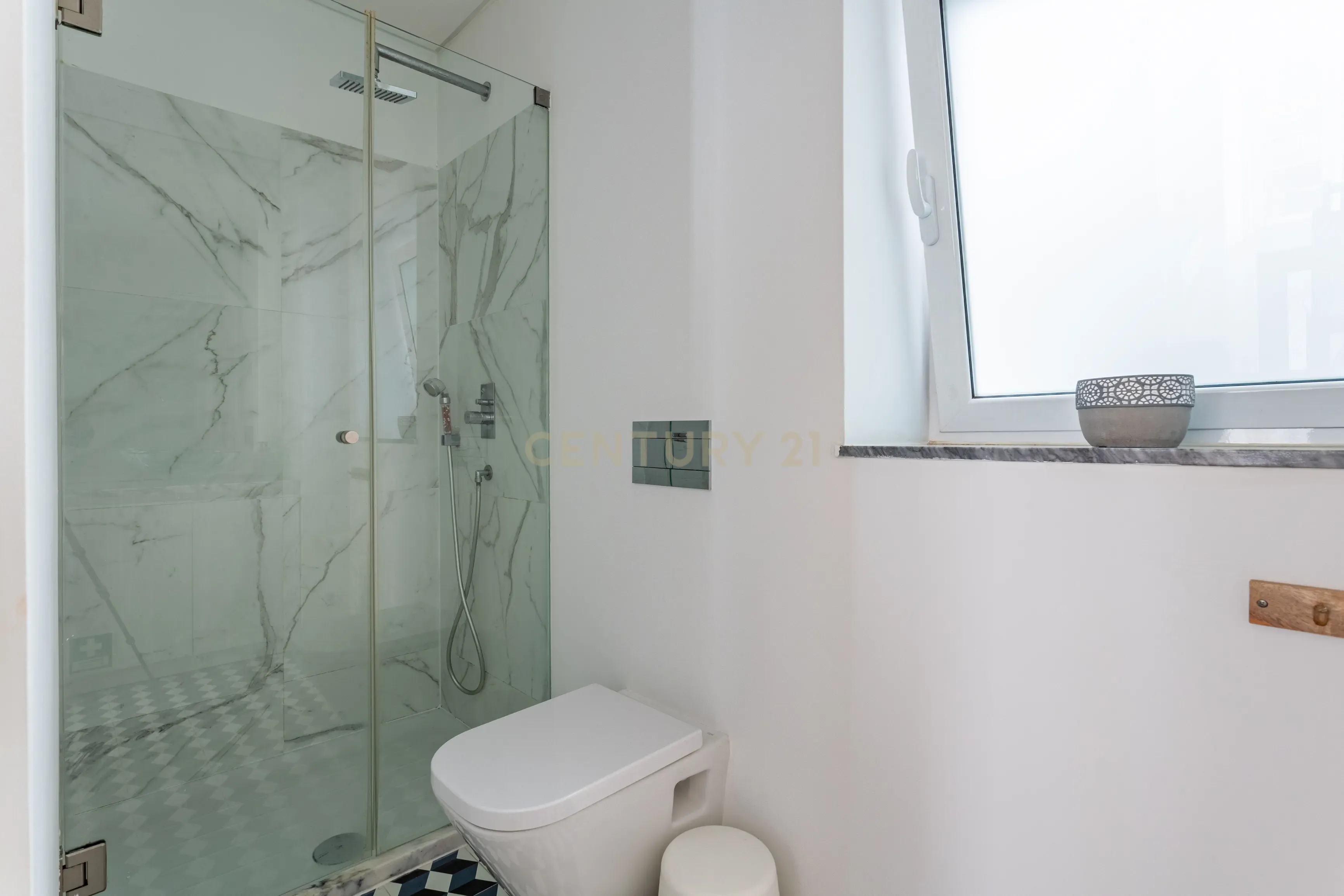 Apartamento T2 remodelado - Campo Mártires da Pátria - Image 13