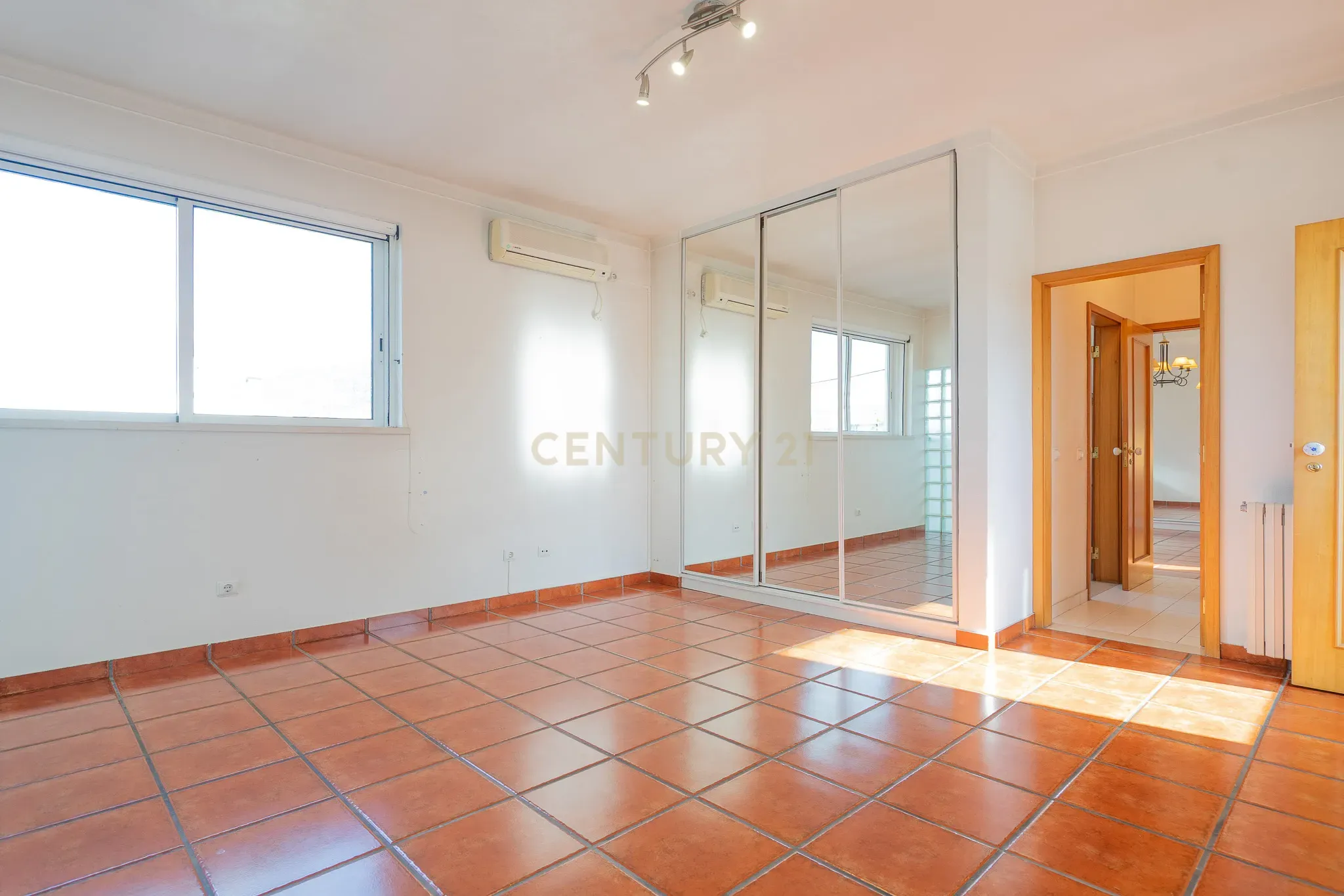 Moradia T5 com varanda coberta,terraço,piscina,jardim,poço,anexo e telheiro numa localização privilegada no centro de Lousã - Image 48