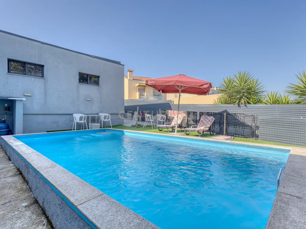 Moradia V3 com Piscina, Garagem para 4 Carros e Excelentes Áreas – Conforto e Tranquilidade a 5 Minutos da Autoestrada - Image 12