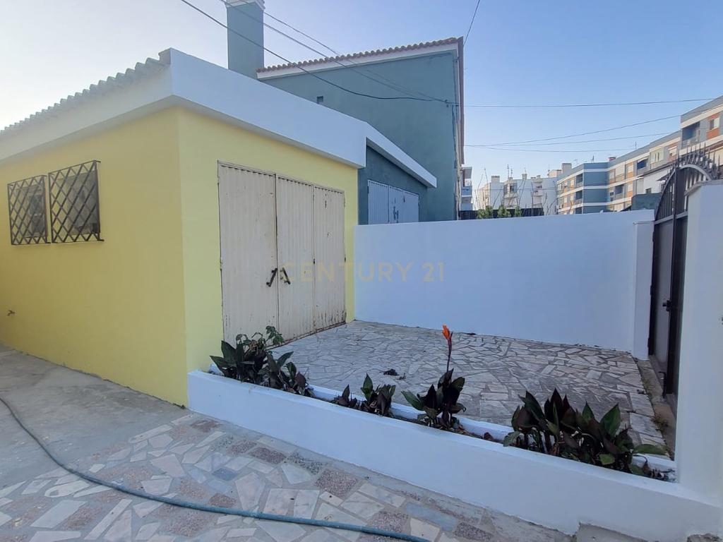 Casa T3 com Jardim e Garagem em Setúbal - Oportunidade Única! - Image 3