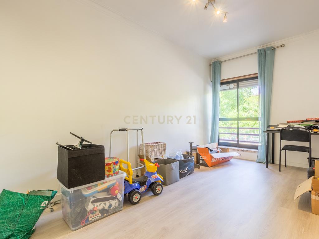 Apartamento T3 com 2 varandas em Almada - Image 15