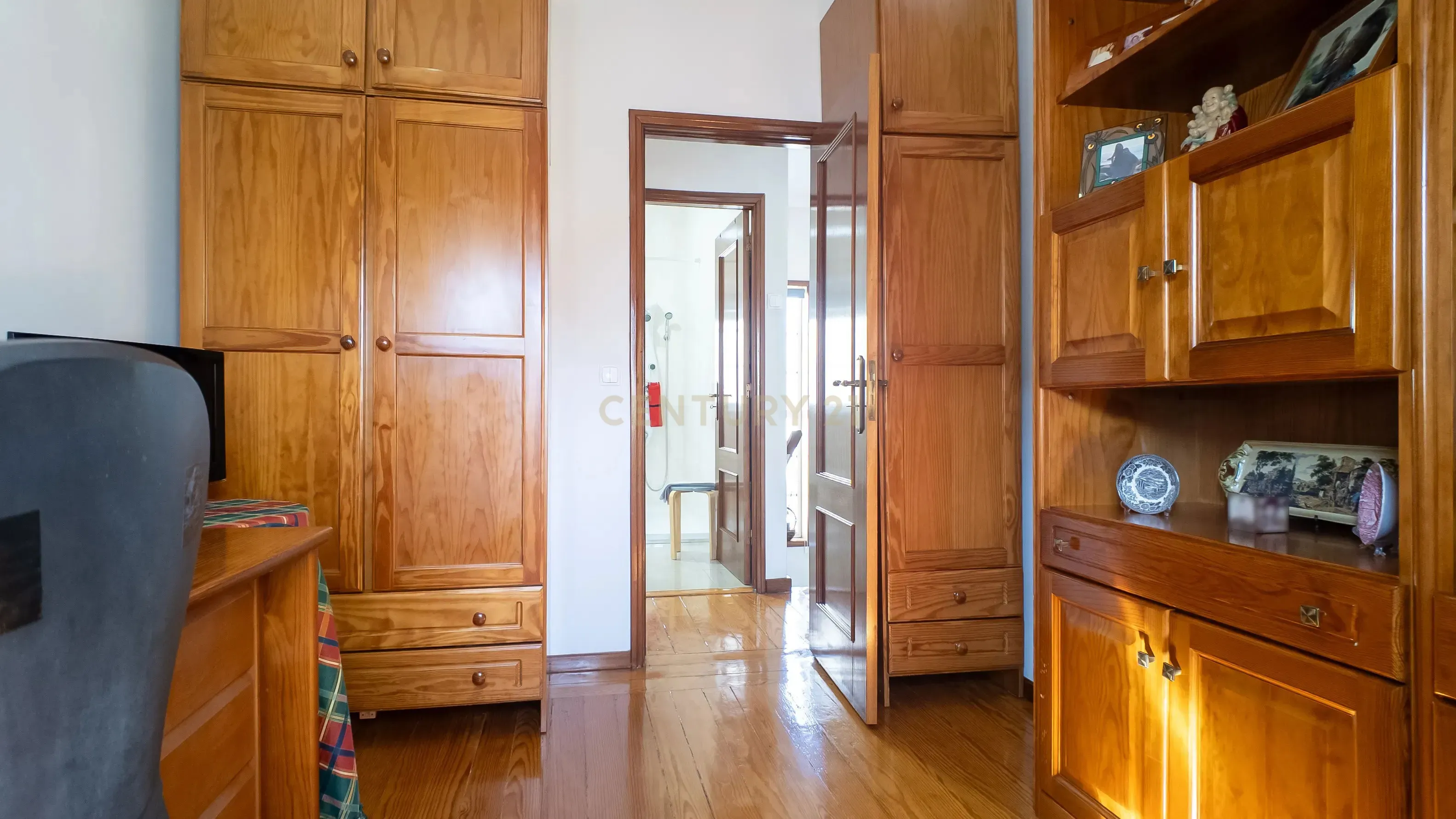 Moradia T4 com Jardim e Garagem no Porto - Image 17