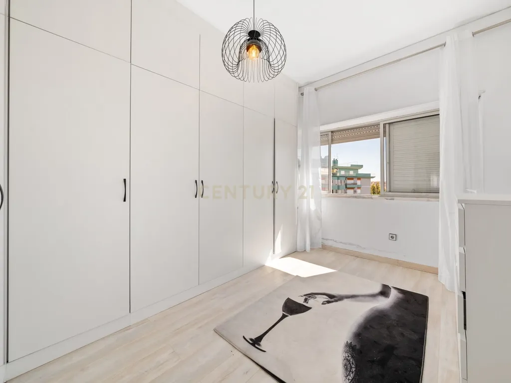 Apartamento Duplex de 7 assoalhadas no Barreiro - Image 28