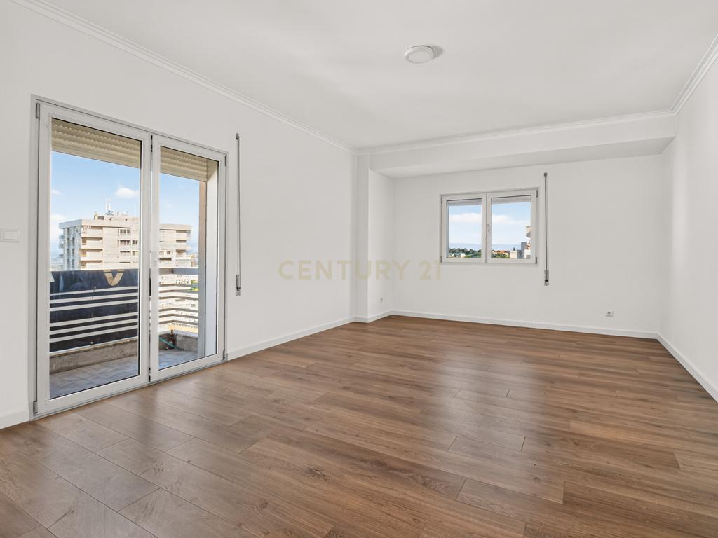 T3 REMODELADO EM SÃO VICENTE | 142 M² | ELEVADOR | GARAGEM | VARANDA COM VISTA SOBRE BRAGA - Image 4