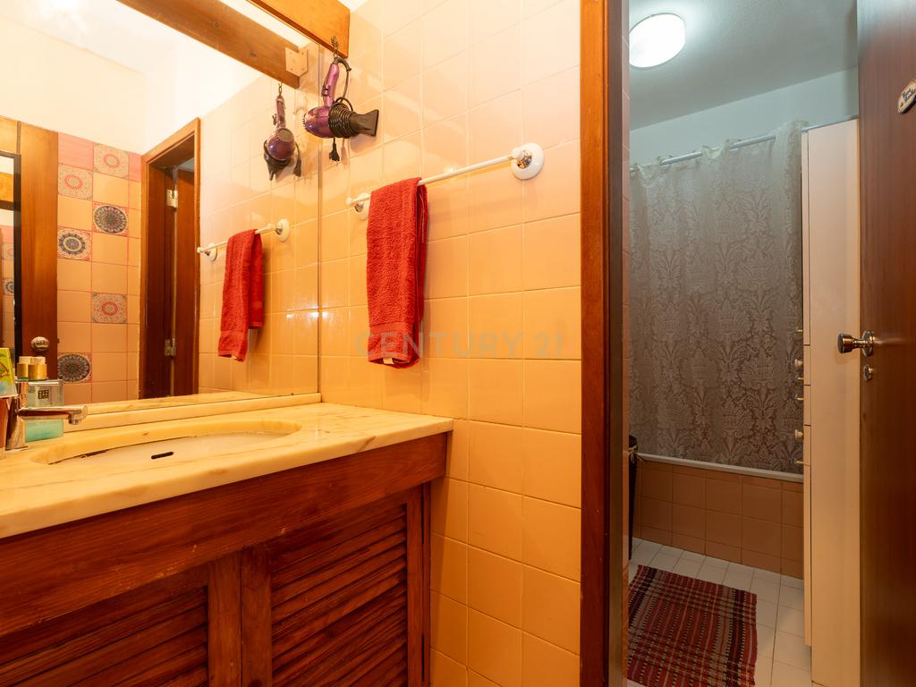 Apartamento T2 em Santo António dos Cavaleiros_Muito bem localizado - Image 24