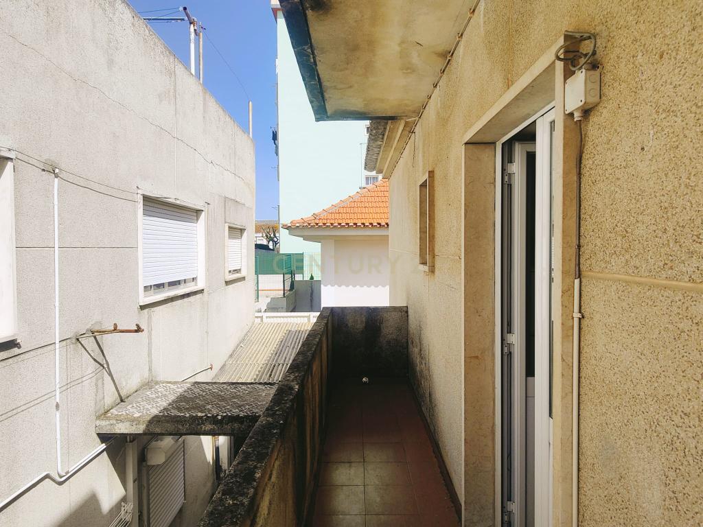 Prédio Bi-Familiar T2 e 2 Anexos Tipologia T1 Em Zona Residencial Tranquila Na Póvoa de Santo Adrião  - Image 32