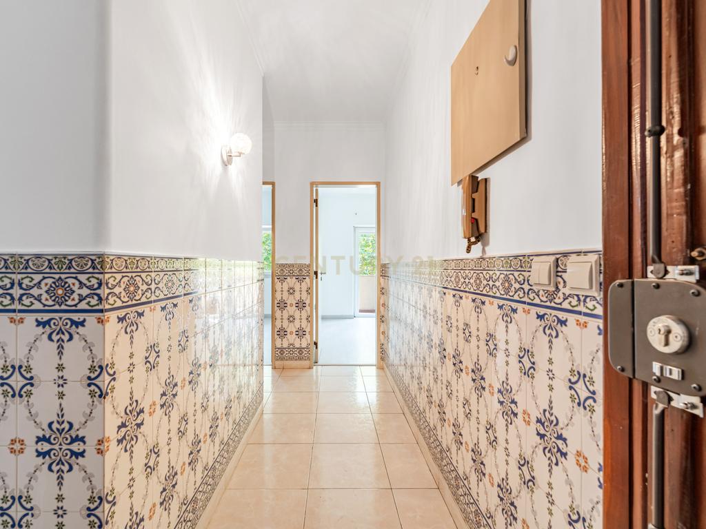Apartamento T3 com Excelente Localização em Agualva-Cacém - Image 5