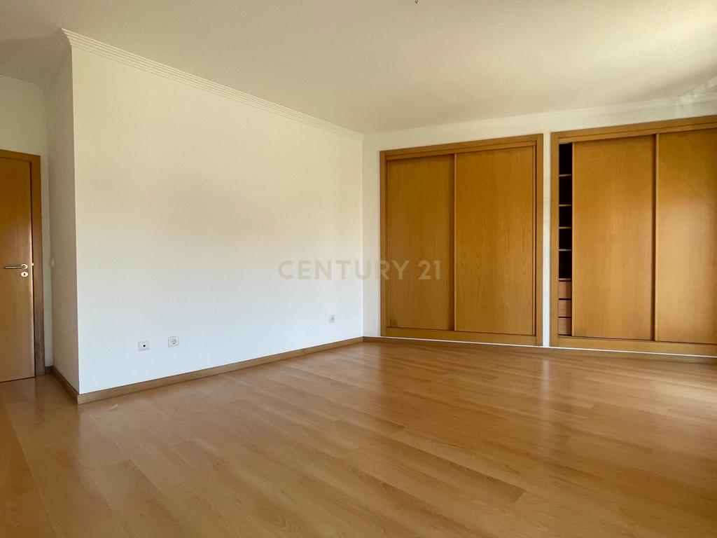 Apartamento T3, com Varanda, Arrecadação e 3 Lugares de estacionamento, no Pinhal Novo - Image 21