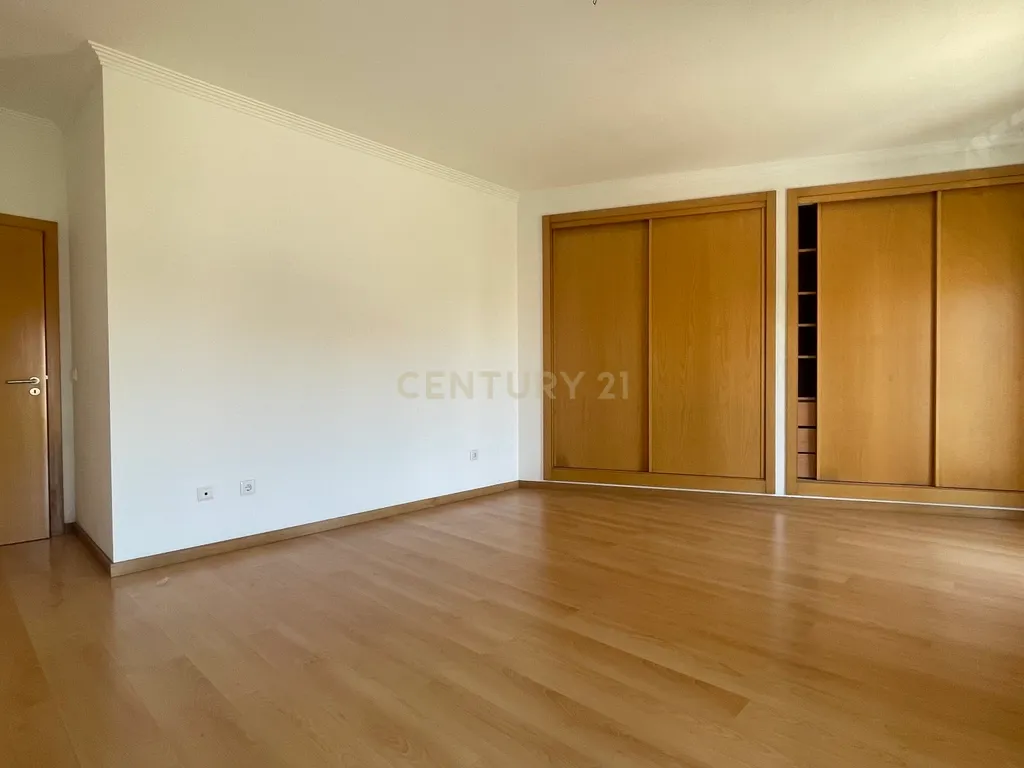 Apartamento T3, com Varanda, Arrecadação e 3 Lugares de estacionamento, no Pinhal Novo - Image 21