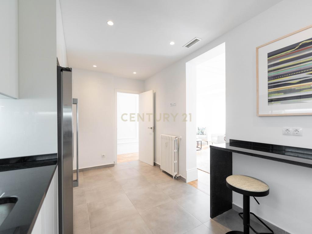 APARTAMENTO RENOVADO COM MOLDURAS E VARANDAS - Image 27