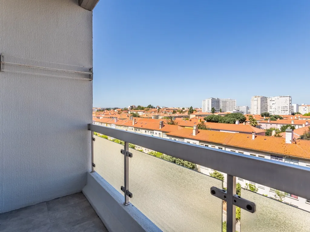 T2 Totalmente remodelado no Campo Grande com lugar de garagem - Image 33