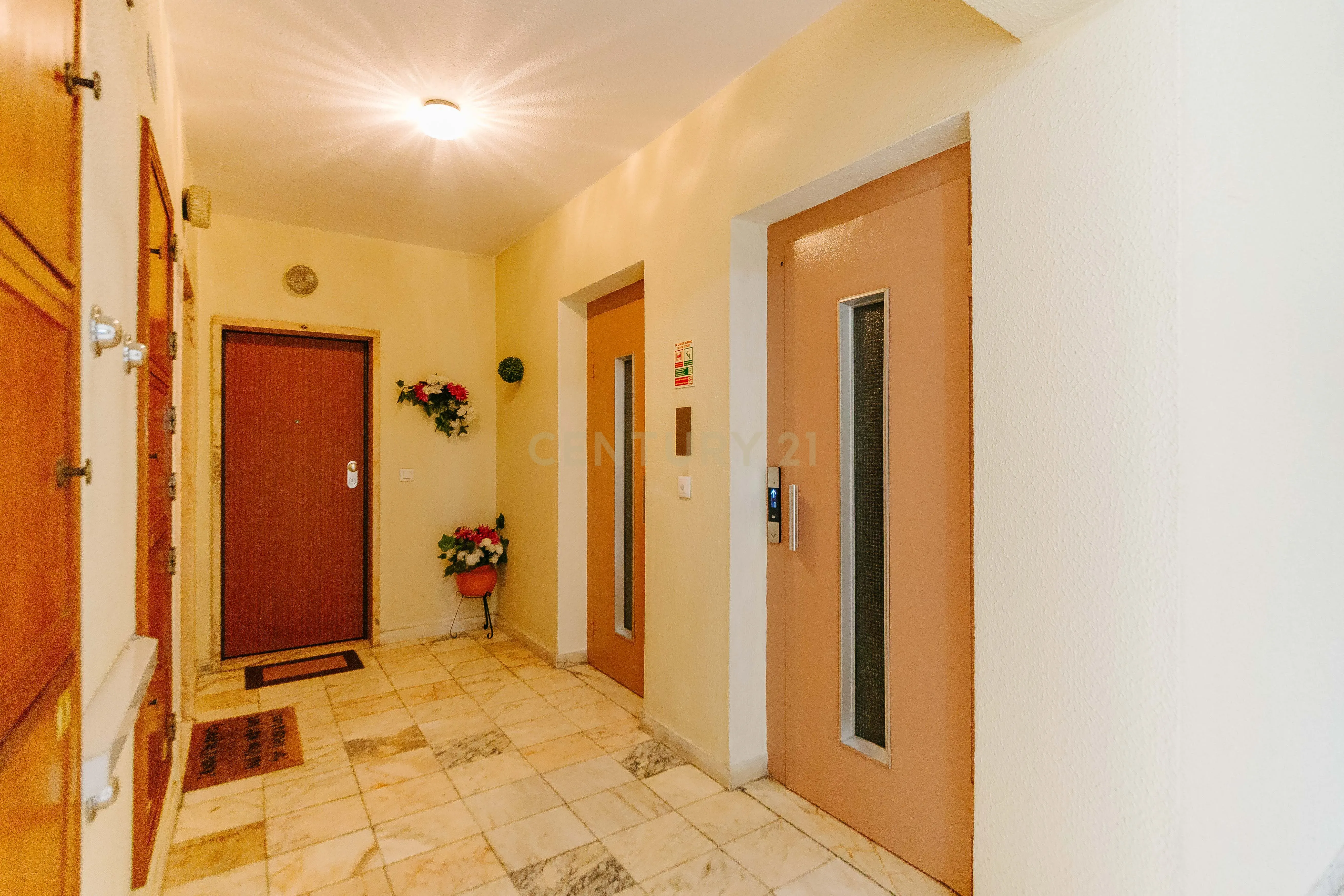 Apartamento T3 com 119 m² em Alfornelos – Remodelado, 2 WC, facilidade de estacionamento e proximidade à estação do Metro - Image 4
