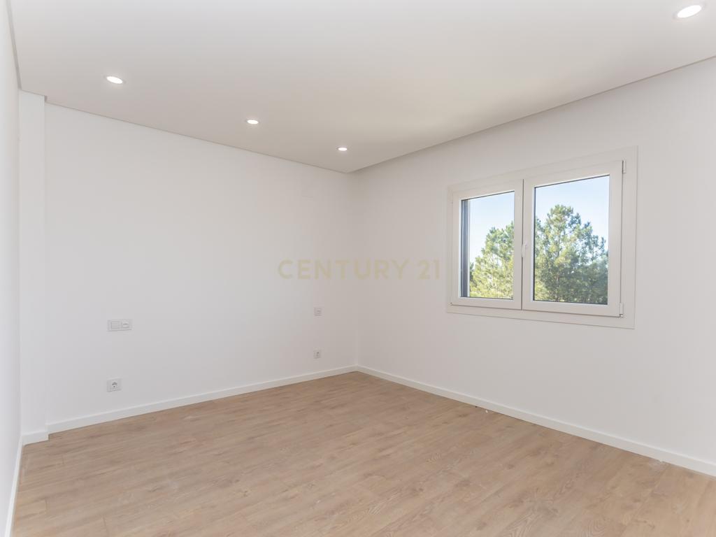 Carisma e boas áreas na sua Moradia Nova T4 Suites!!! no Pinhal do General - Image 77