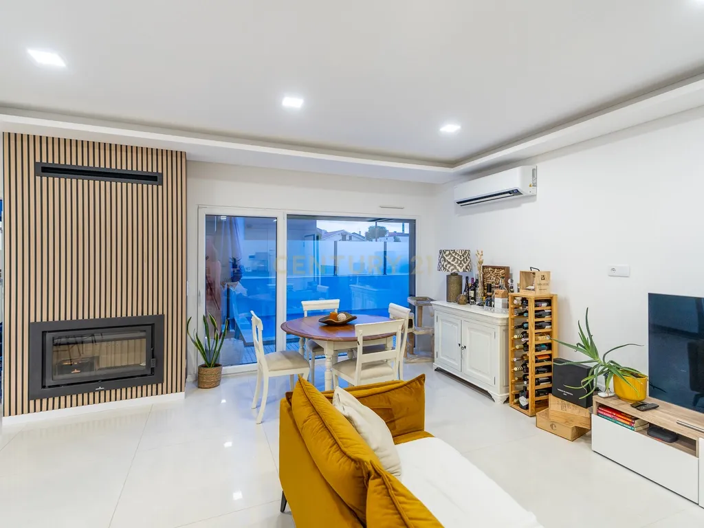 Moradia T3+1 Térrea de gaveto com Piscina, Domótica e Espaço Exterior | Fernão Ferro - Image 27