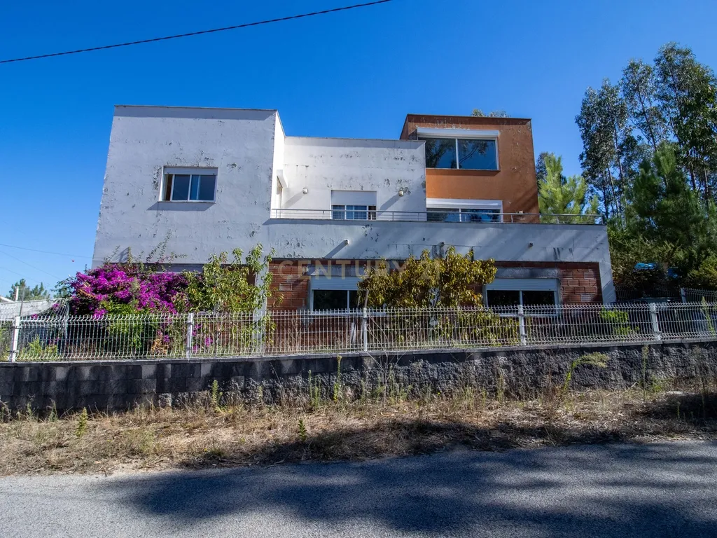 Moradia de arquitetura moderna no Juncal-Porto de Mós - Image 1