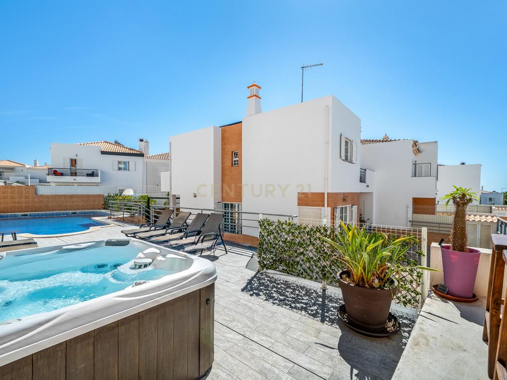 Moradia T4 com piscina, jacuzzi e garagem em Vale Pedras, Albufeira - Image 2