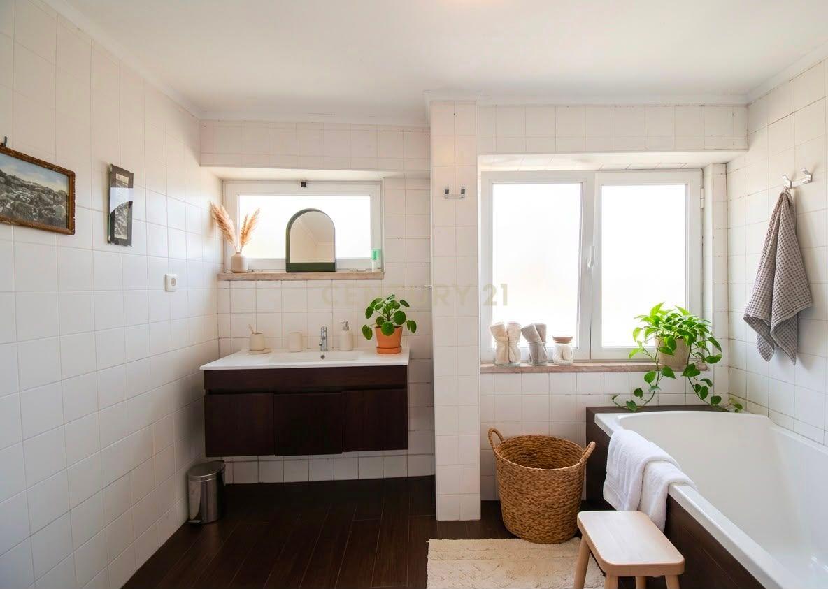 Fotografia 9 de Apartamento com mezzanine e potencial de reconversão na Estrela