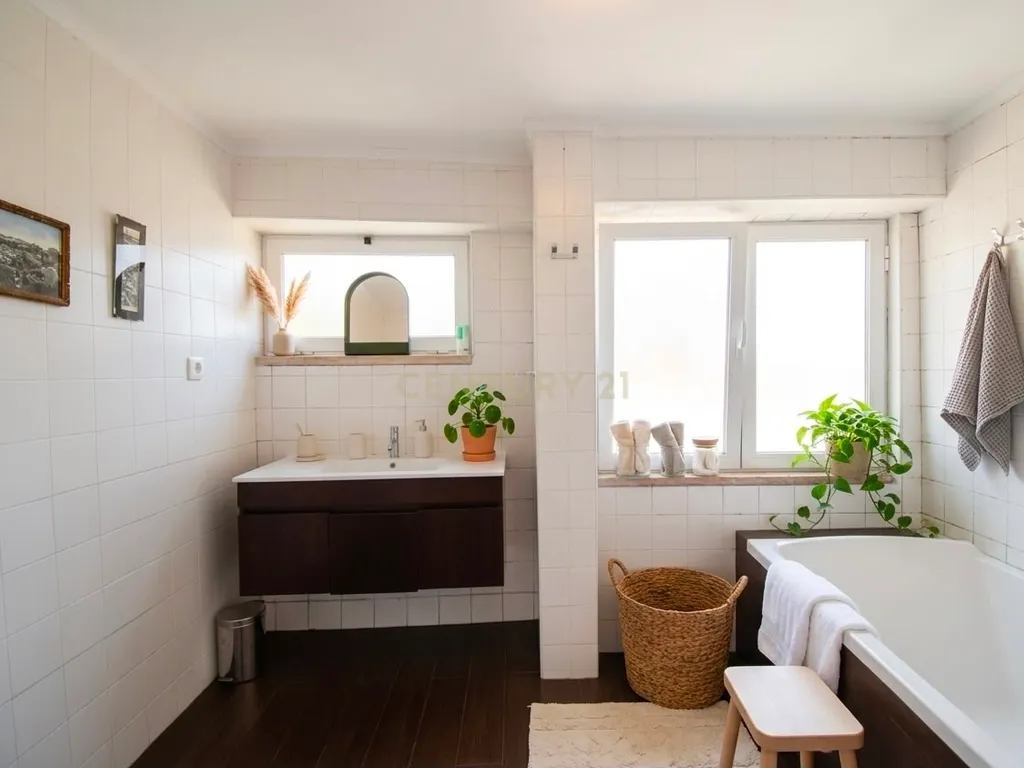 Apartamento com mezzanine e potencial de reconversão na Estrela - Image 9