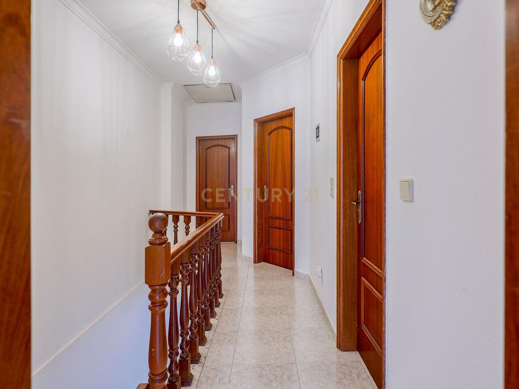 Moradia T3 com Garagem, Espaço Exterior e Sótão Aproveitável na Quinta do Conde - Image 38