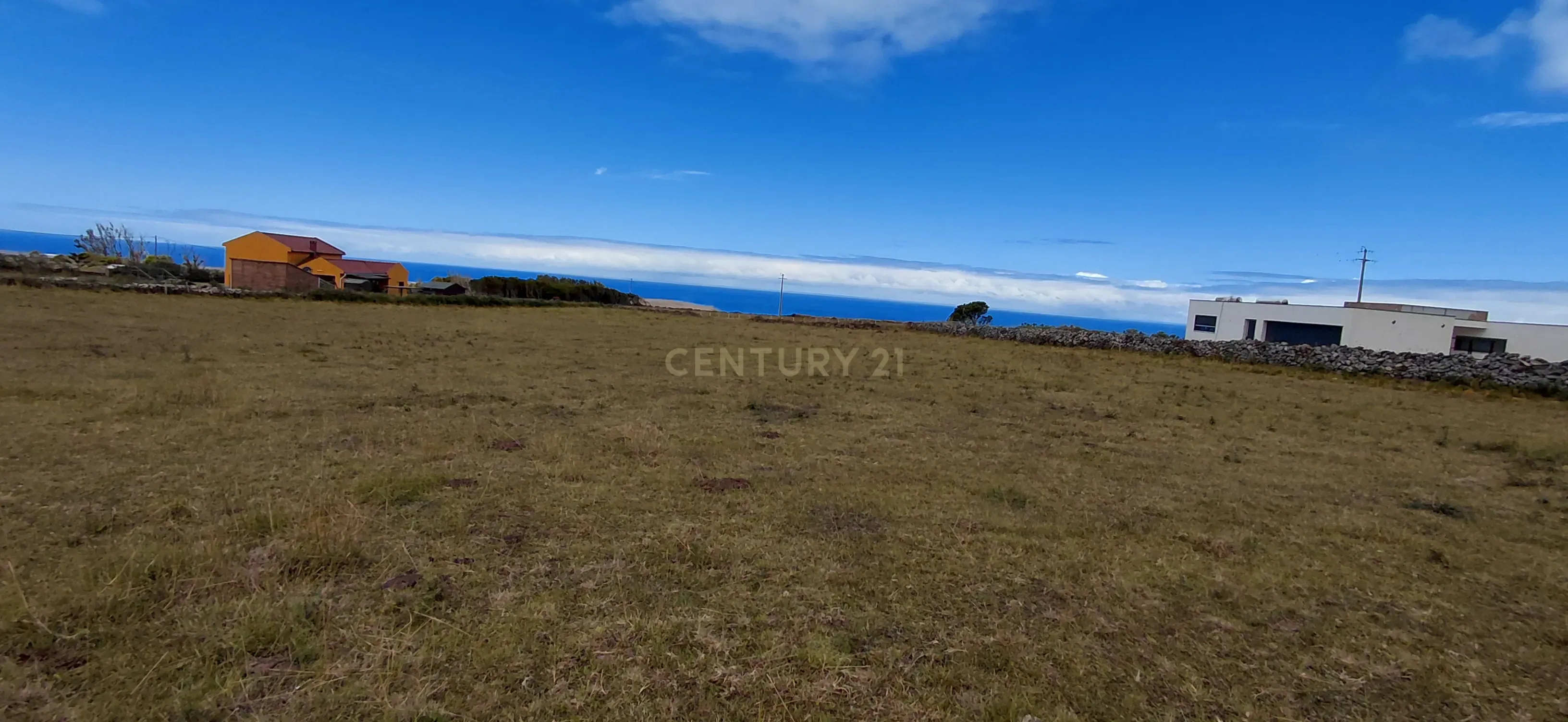 Terreno à Venda com Vista Mar em São Pedro, Vila do Porto