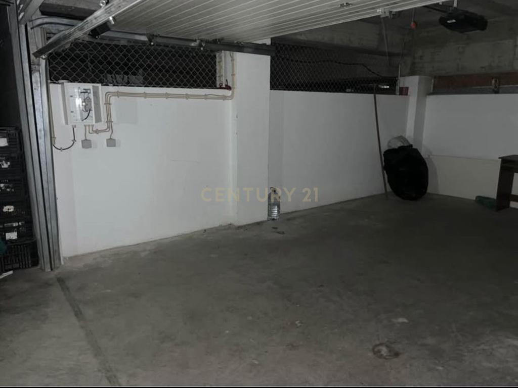 NÃO PERCA ESTA GRANDE OPORTUNIDADE!  GARAGEM EM BOX DE GRANDES DIMENSÕES COM 25M2 MUITO BEM LOCALIZADA EM SILVES PRÓXIMA DE TODAS AS COMODIDADES E SERVIÇOS. - Image 2