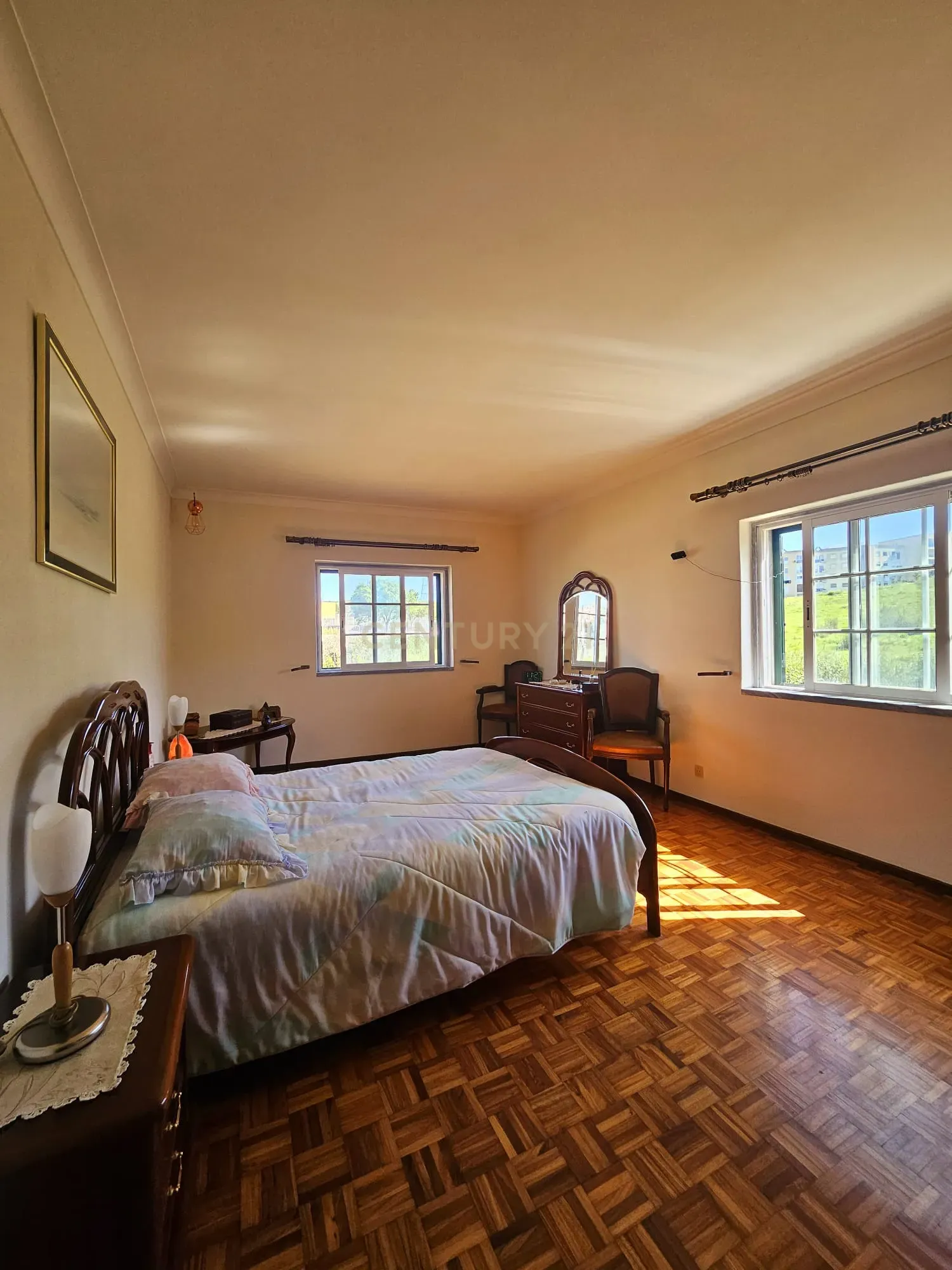 Moradia Unifamiliar T4 com Vista Desafogada e Grande Lote de Terreno na Quinta da Condessa - Image 31