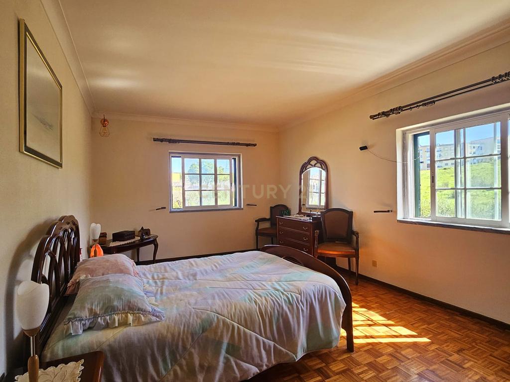Moradia Unifamiliar T4 com Vista Desafogada e Grande Lote de Terreno na Quinta da Condessa - Image 31
