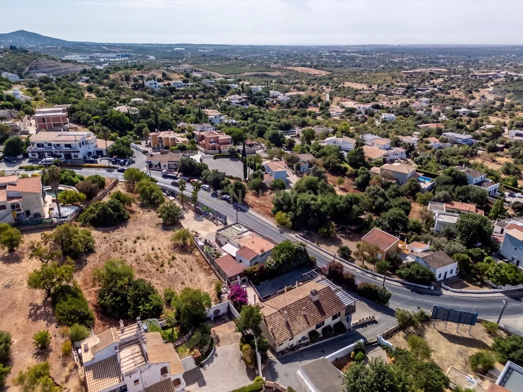 Moradia contemporânea em reconstrução em Vale Formoso, Loulé - Image 22