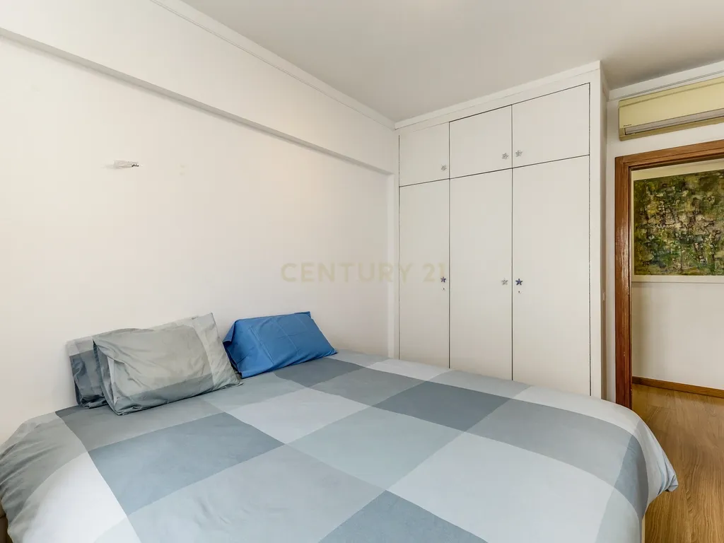 Apartamento T3 com lugar de garagem e arrecadação, situado em Benfica. - Image 9