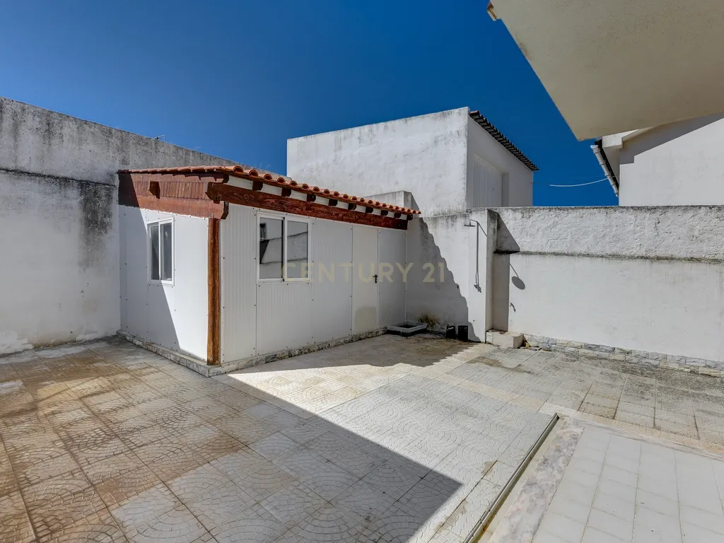 Andar de Moradia T2 com espaço exterior - Image 30