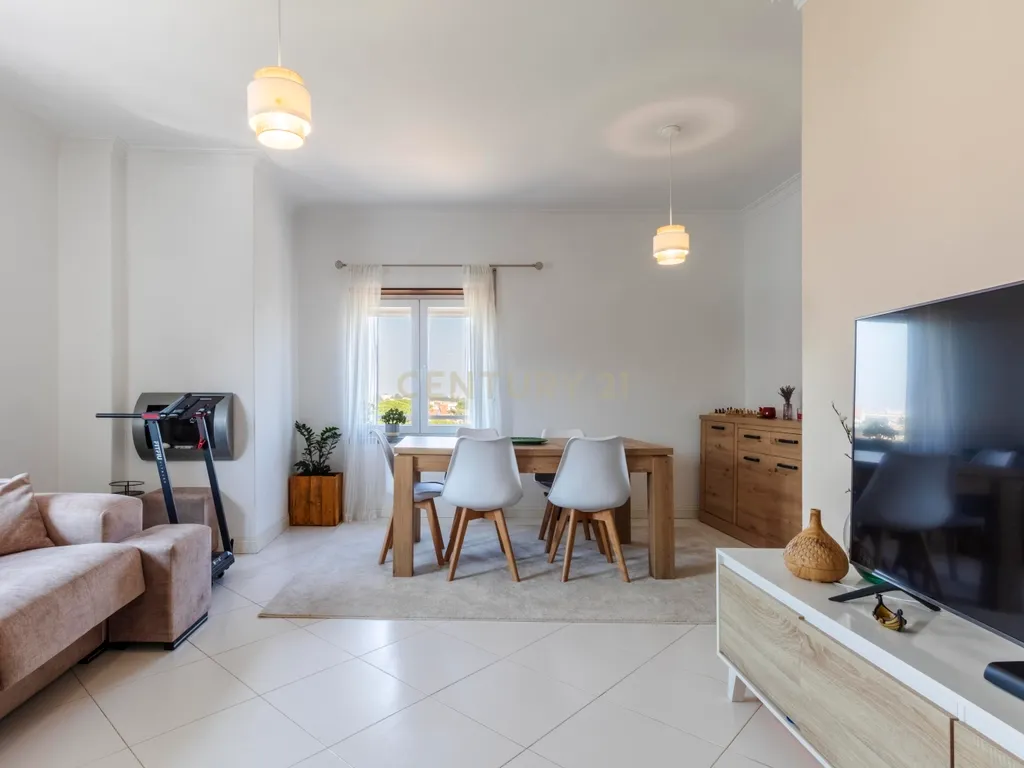 Espaçoso T3 na Sobreda com 2 Casas de Banho e Varandas - Image 8