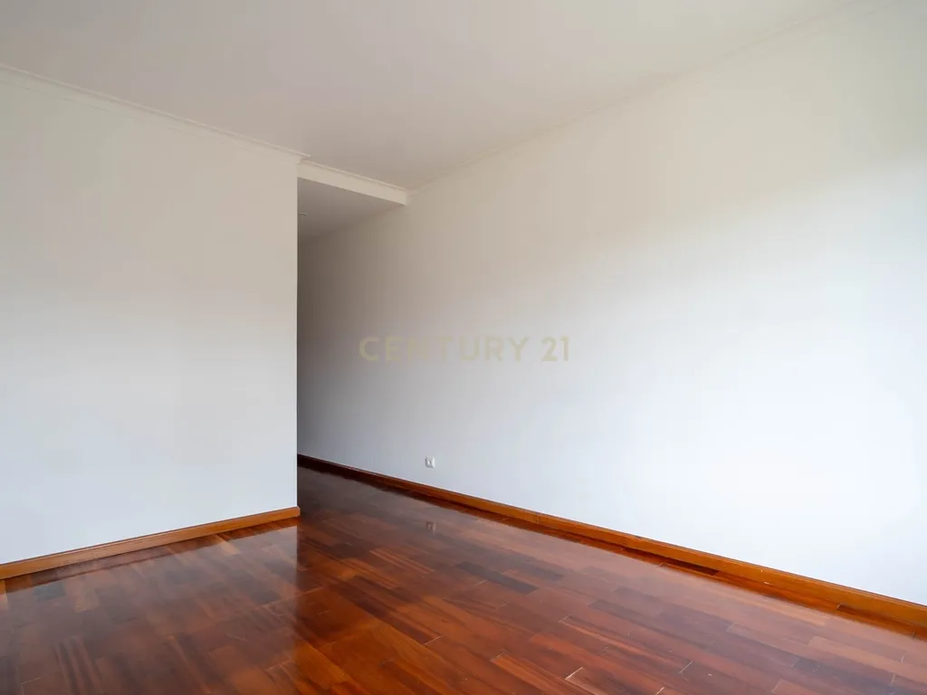 Moradia T5 - C/ terreno - Excelente estado - Image 30