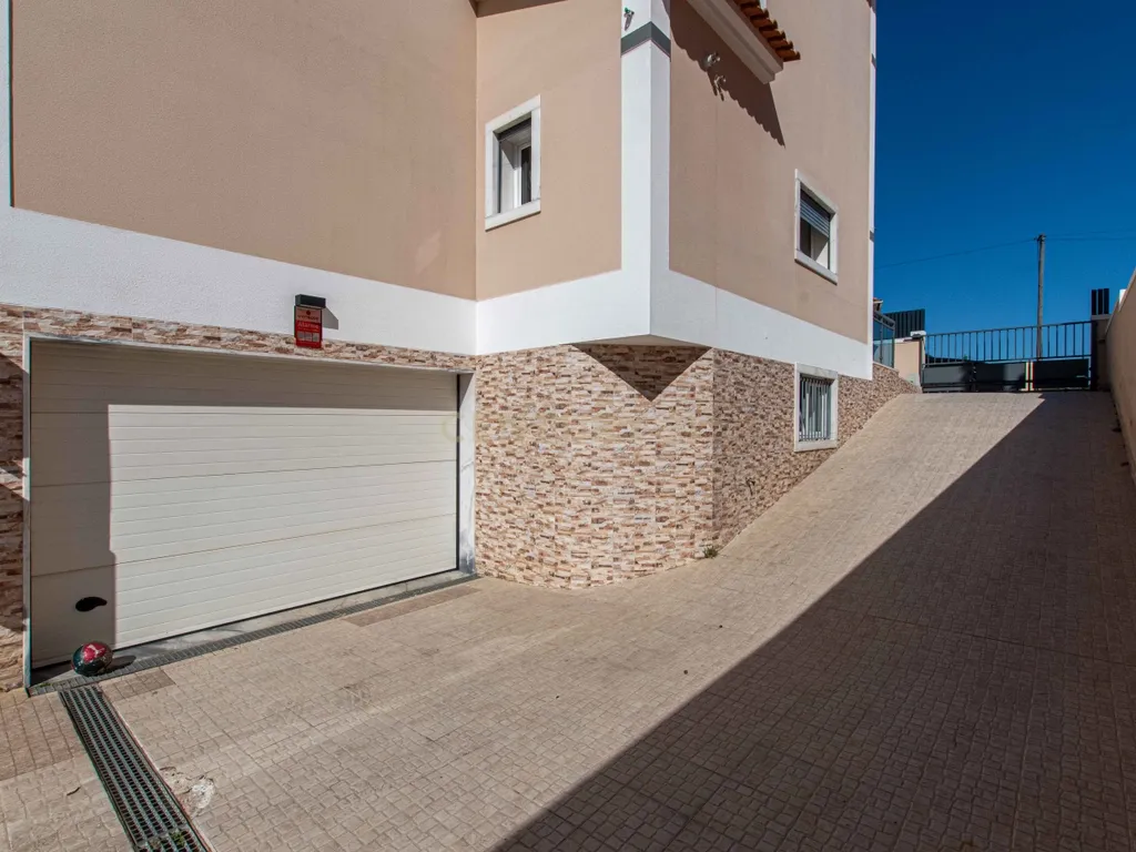 Moradia Independente T4+1 com Piscina, 321 m² de Construção e Garagem para 5 Viaturas | Albarraque, Rio de Mouro - Image 8