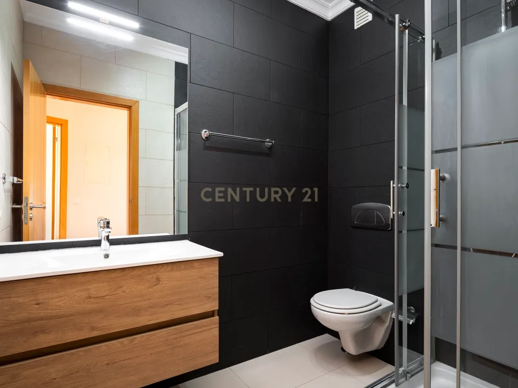 Moradia T3+1 em excelente estado com piscina e garagem, junto ao novo golfe! - Image 16