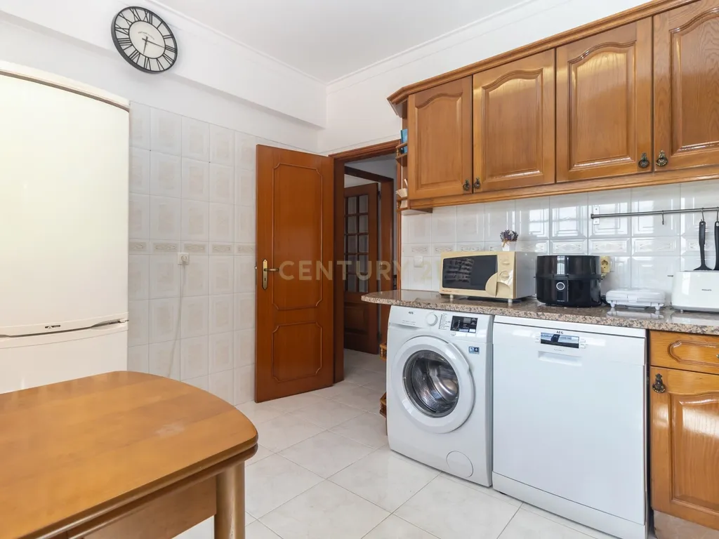 Apartamento T2 com Parqueamento, Elevador, Pronto a Habitar – Uma Oportunidade a Não Perder - Image 28