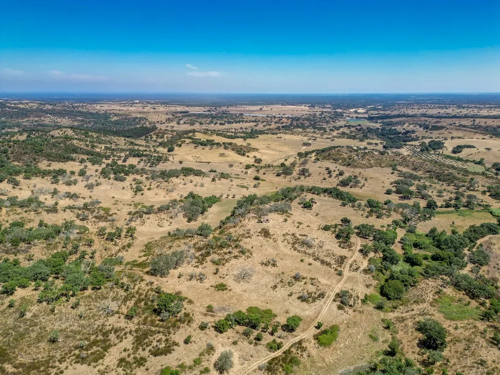 Herdade com 59,225 ha , 687m2 urbano, nascente de água, em Colos, Odemira - Image 7