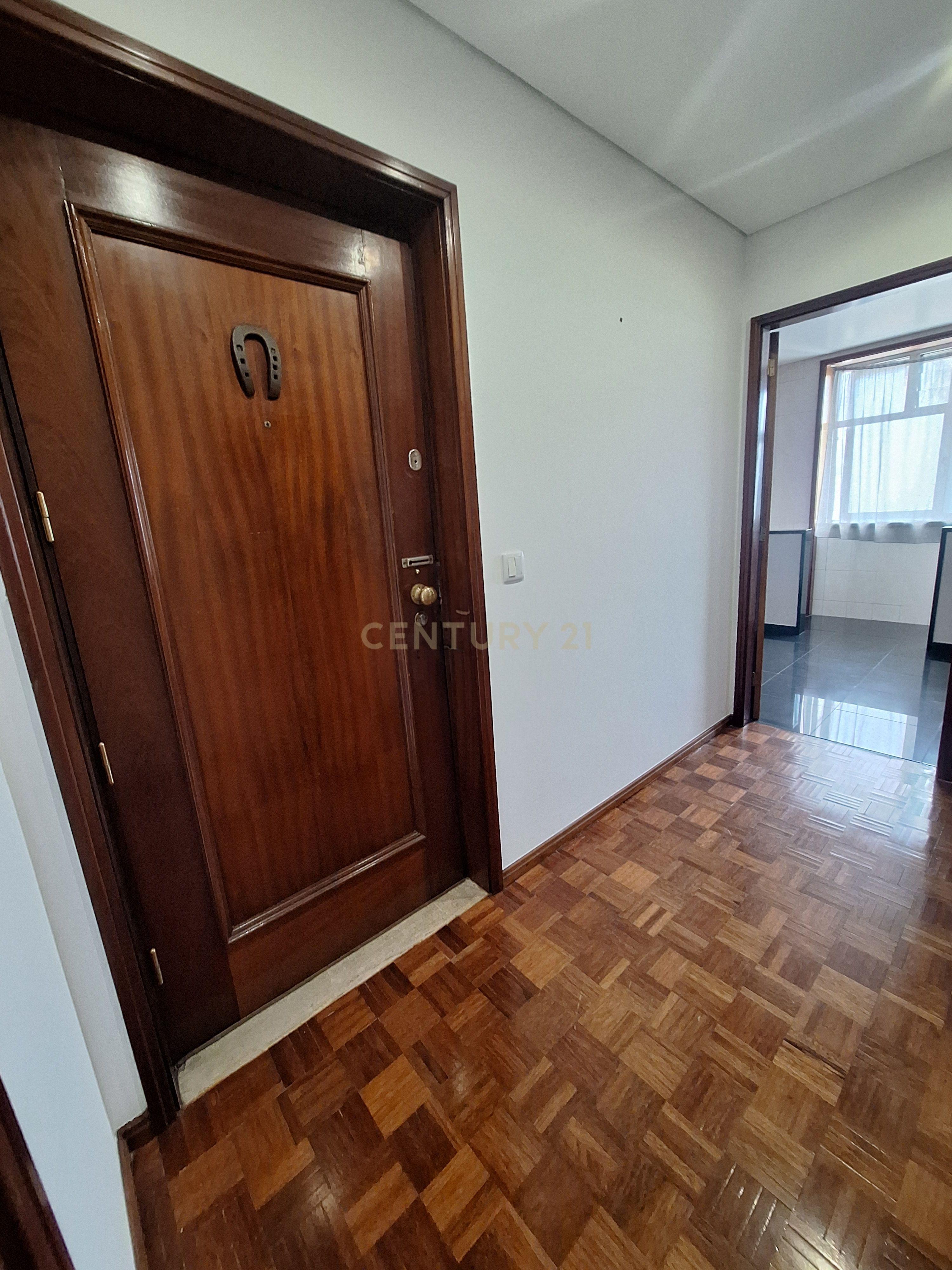 Fotografia 7 de Excelente Apartamento T1 com Varanda, Garagem e Arrumos na Rua de Costa Cabral, Porto