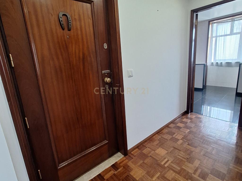 Excelente Apartamento T1 com Varanda, Garagem e Arrumos na Rua de Costa Cabral, Porto - Image 7