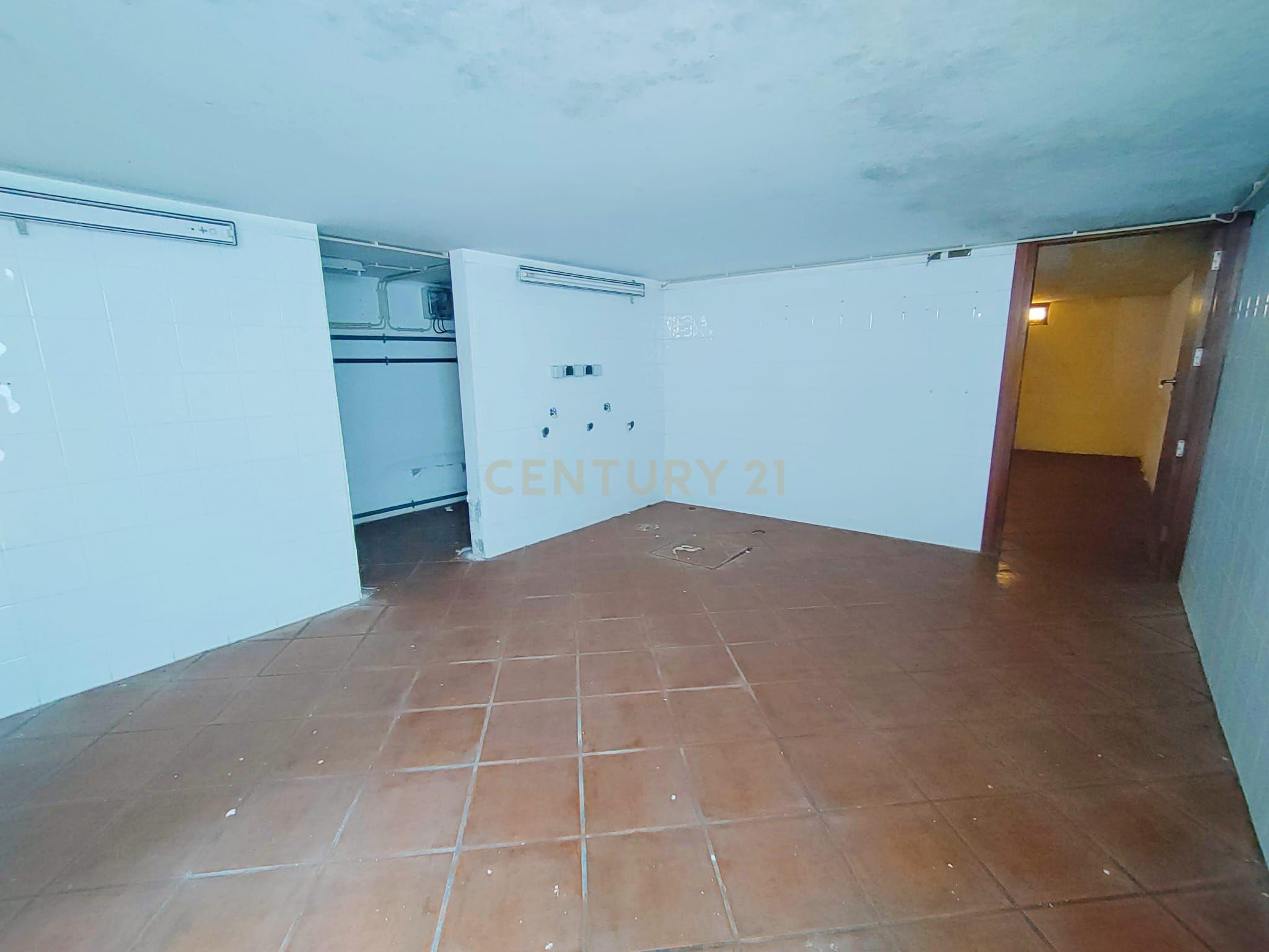 Moradia T5 com piscina a 50 metros da praia e da Avenida dos Banhos na Póvoa de Varzim - Image 57