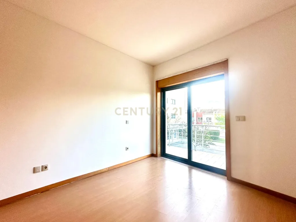 Apartamento T4 com Terraço, Varandas, Garagem e Lugar de Estacionamento, na Vila Serena, Pinhal Novo - Image 17