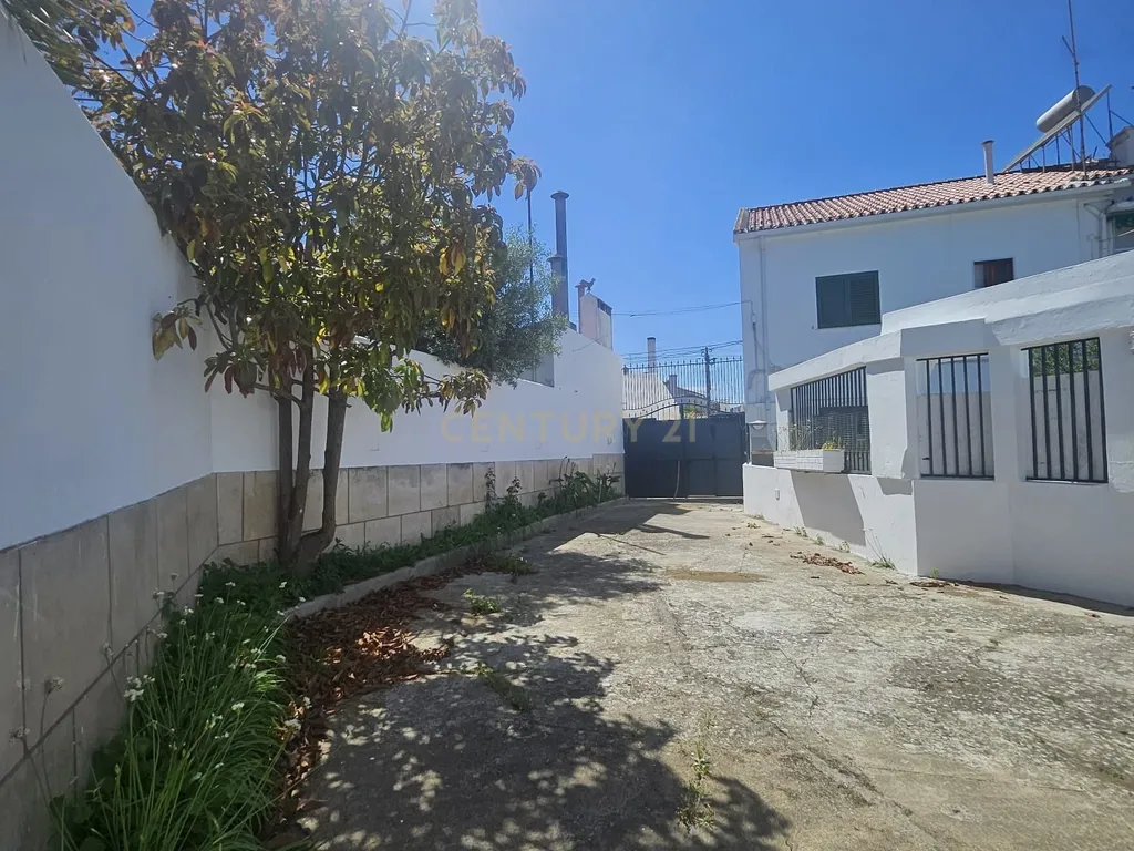 Moradia Bifamiliar T4 com Quintal e Garagem no Bairro das Nogueiras, Évora - Image 42