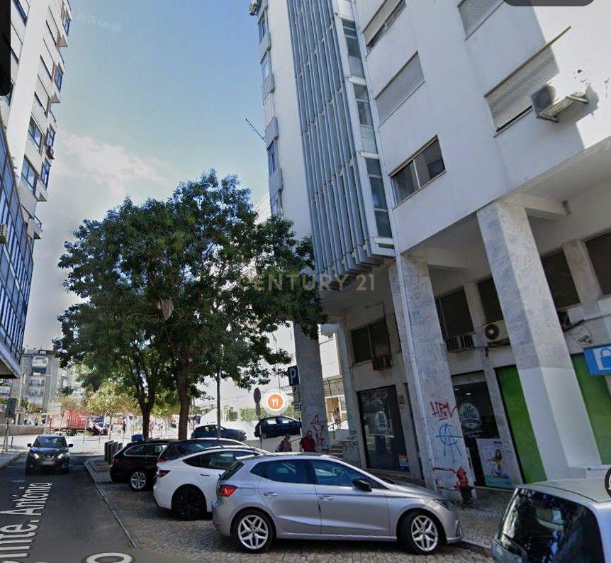 Fotografia 4 de Venda ou Arrendamento - Espaço para clínica | escritórios | convertível em Habitação - Praça Gil Vicente Almada