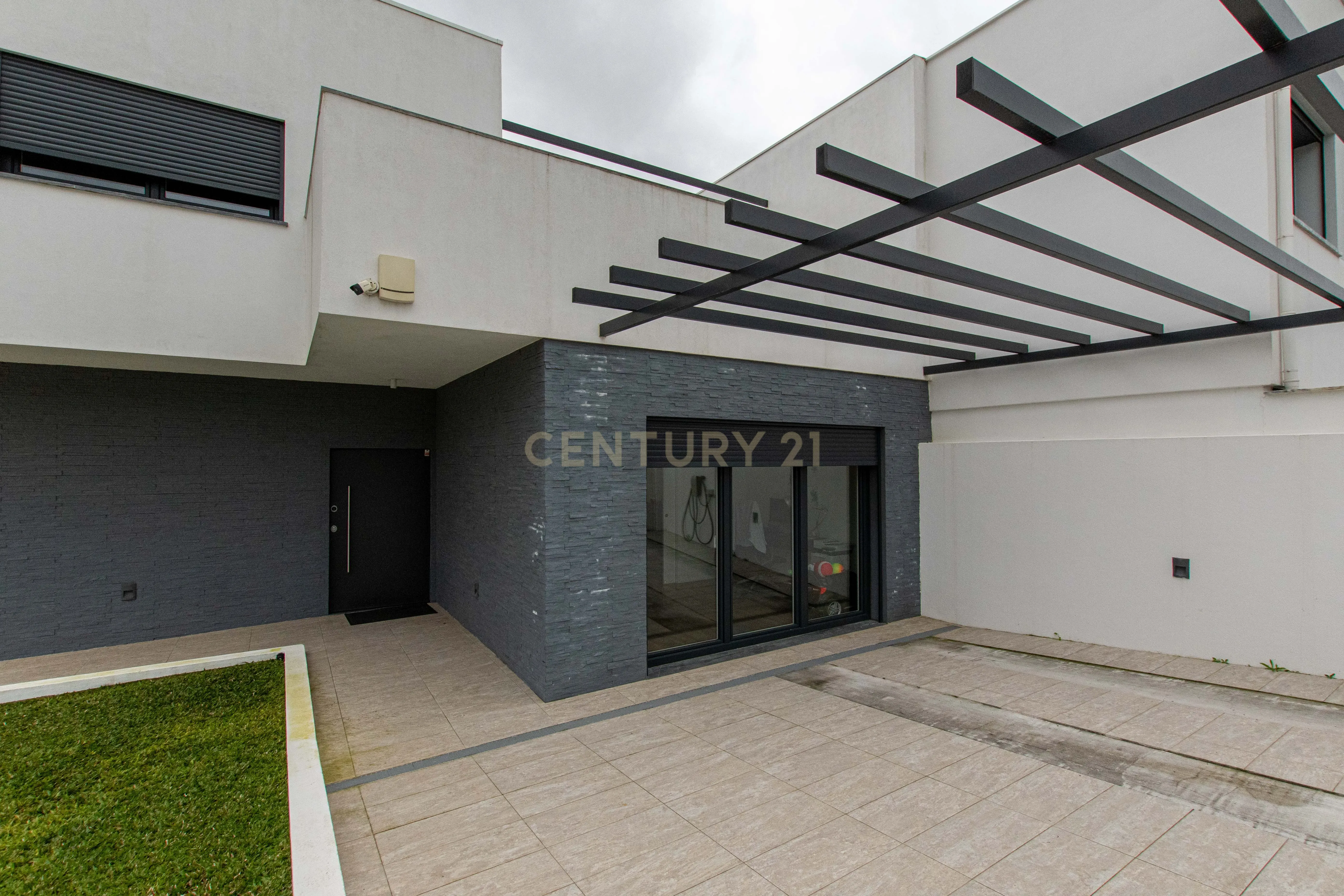 Moradia Independente T3 com piscina construção semi-nova (Granjas Novas/ Ramada) - Image 8