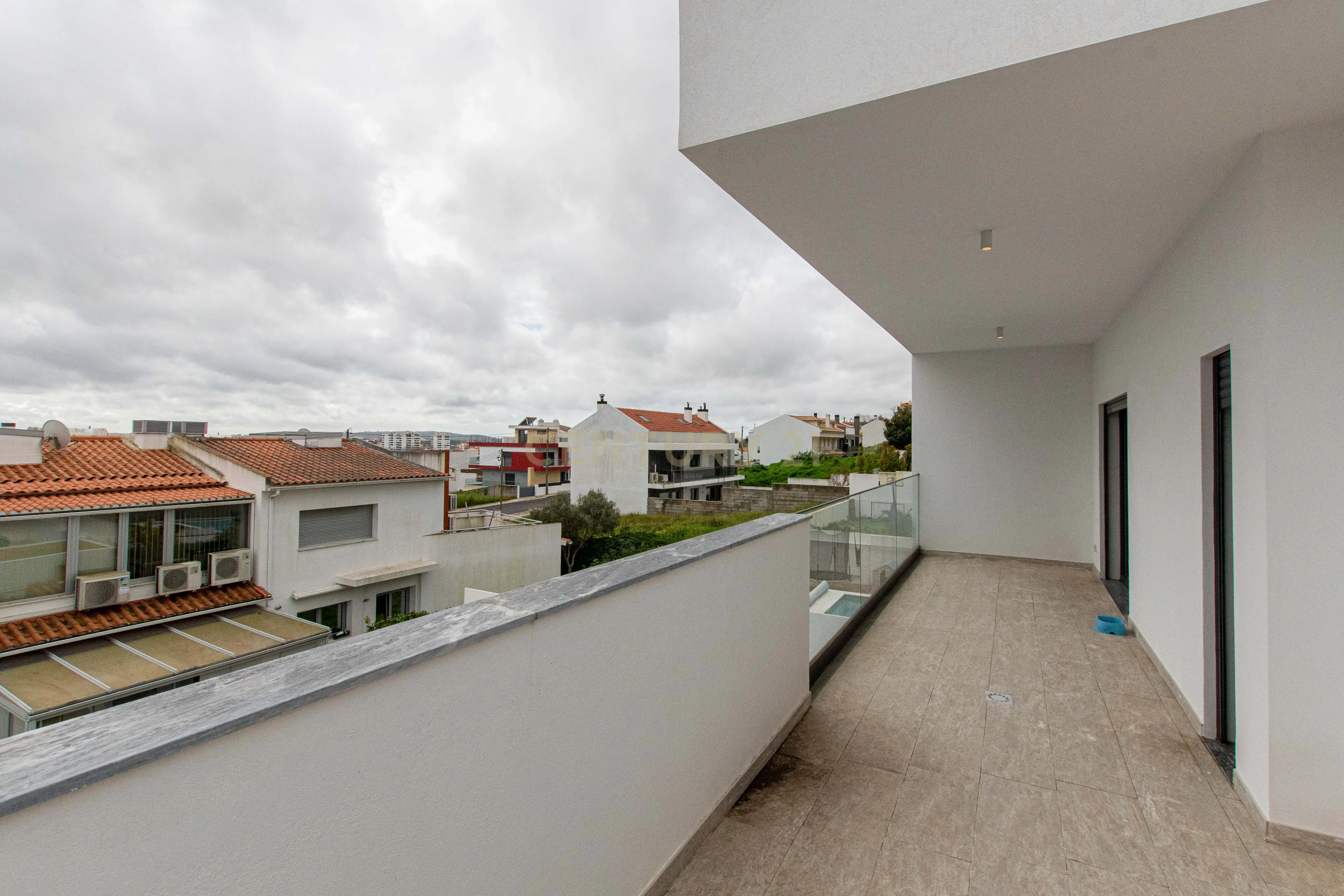 Moradia Independente T3 com piscina construção semi-nova (Granjas Novas/ Ramada) - Image 5